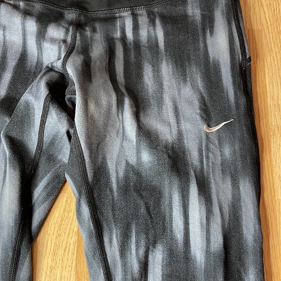 Women’s small Nike Dri-fit leggings lower rise. Gray and black warm leggings - Picture 2 of 9